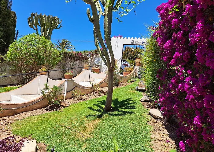 2 Bed - Sleeps 5 - Private Pool & Garden