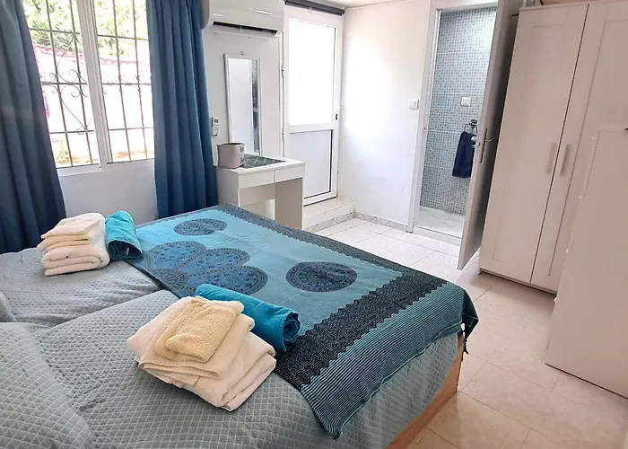 Вилла 2 Bed - Sleeps 5 - Private Pool & Garden *