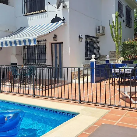 2 Bed - Sleeps 5 - Private Pool & Garden *