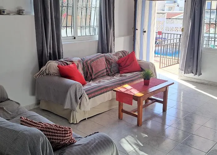 2 Bed - Sleeps 5 - Private Pool & Garden