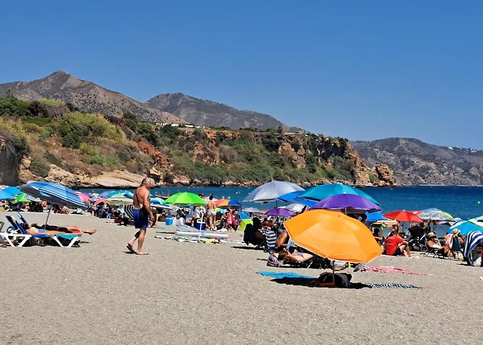 2 Bed - Sleeps 5 - Private Pool & Garden Nerja