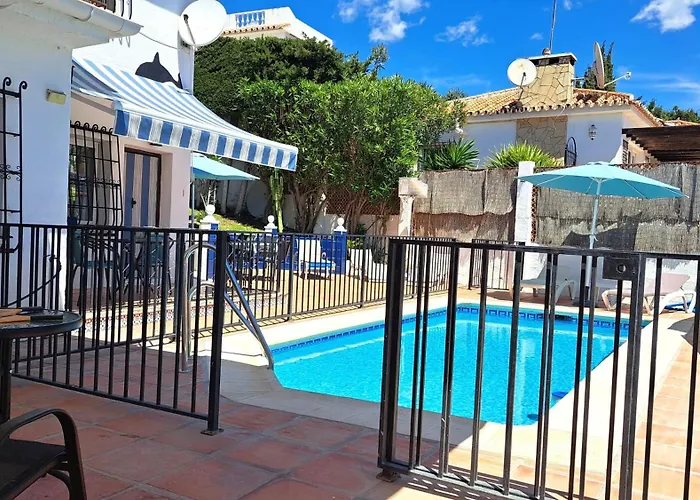 Βίλα 2 Bed - Sleeps 5 - Private Pool & Garden Nerja