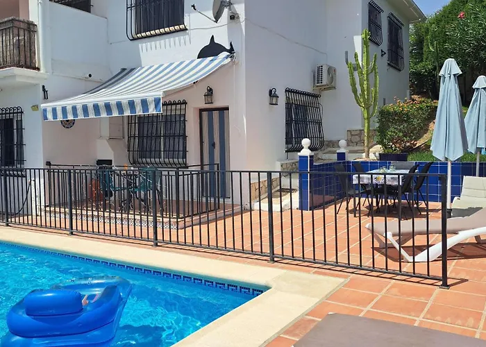 2 Bed - Sleeps 5 - Private Pool & Garden *